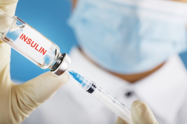 DM e CR O artigo discute a relação entre a resistência à insulina e o risco de desenvolver diabetes tipo 2 e doença renal crônica (DRC).