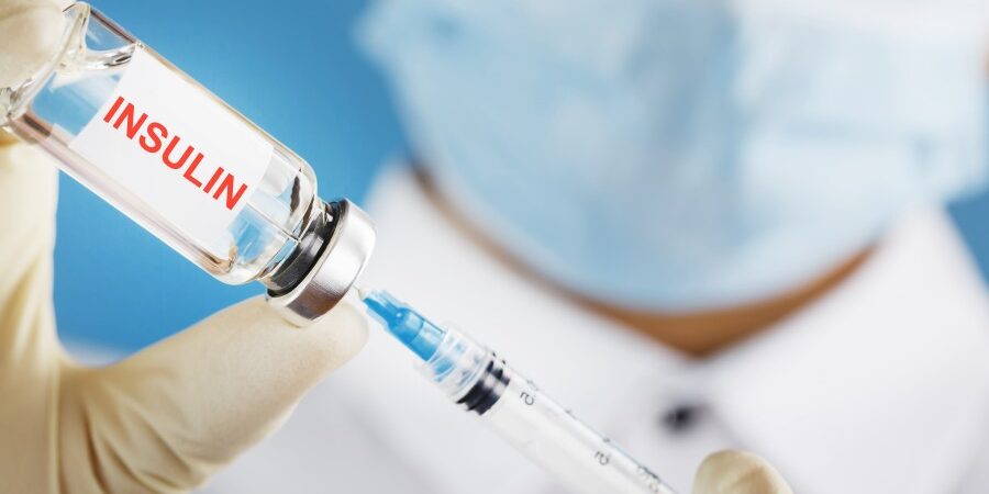 O artigo discute a relação entre a resistência à insulina e o risco de desenvolver diabetes tipo 2 e doença renal crônica (DRC).